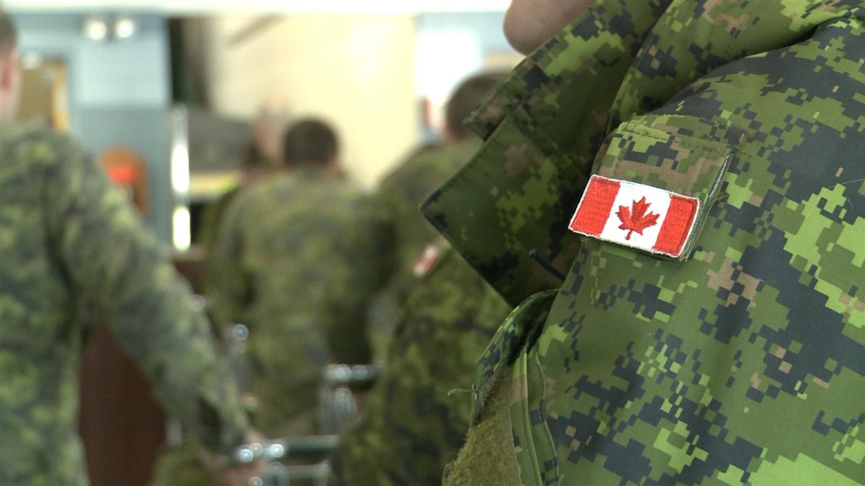 Des soldats canadiens s'embarquent en mission à l'étranger à l'hiver 2015.