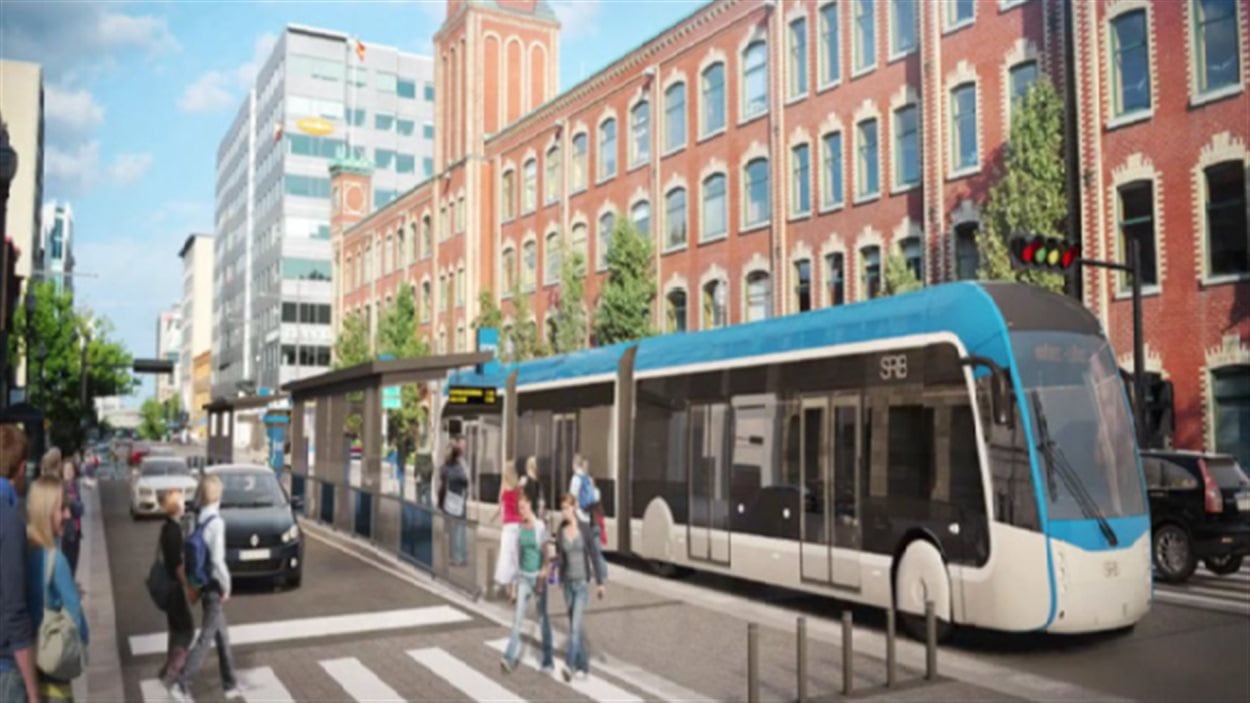 Un autobus articulé du projet de service rapide par bus.