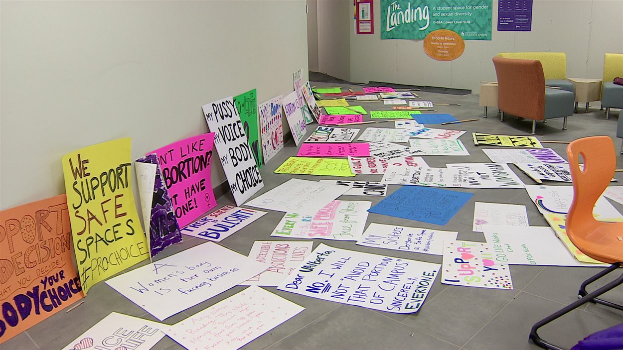 Des étudiants de l'Université de l'Alberta préparent des affiches en protestation d'une exposition anti-avortement. 