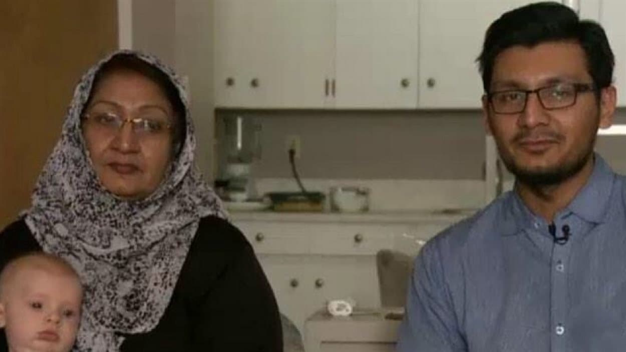 Rashid Ahmed et sa mère posent avec le neveu d'un ami.