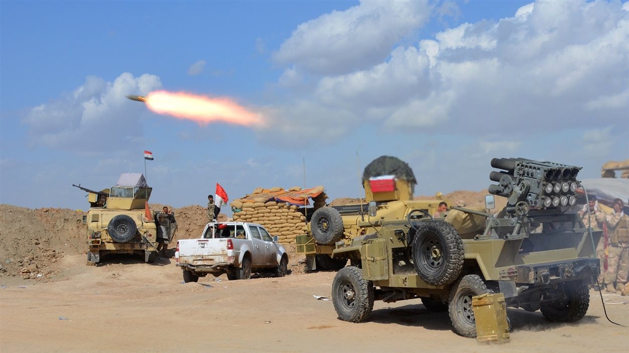 Tir d'artillerie sur des positions de l'État islamique