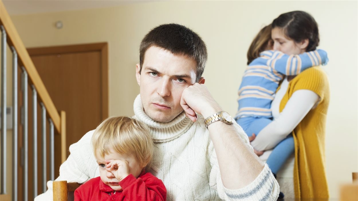 Un couple avec enfants après une querelle