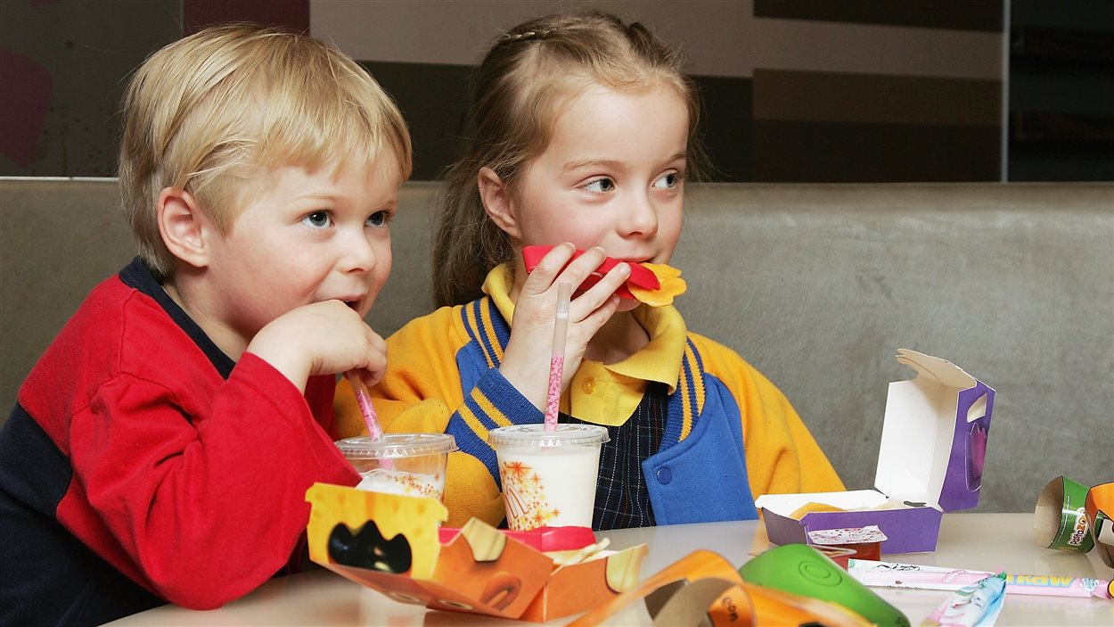 Des enfants goûtent à la version allégée en graisses du Joyeux Festin lancée par McDonald en Australie en 2006.