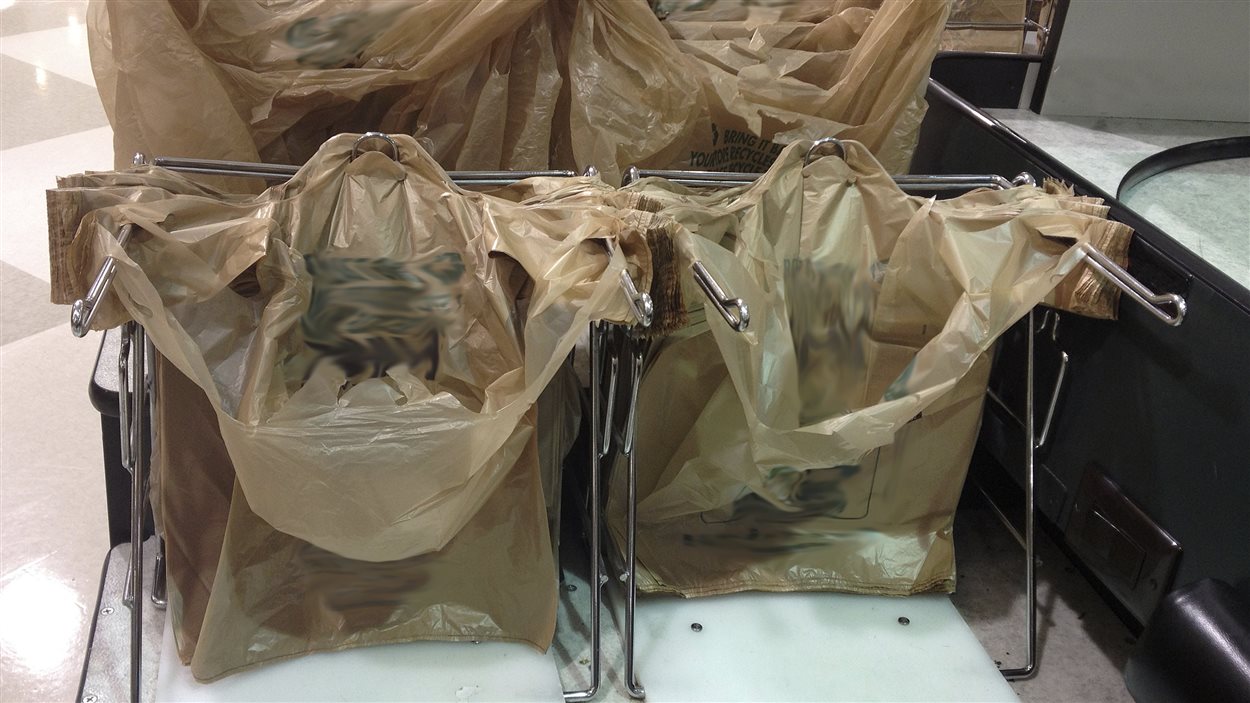 La Ville de Montréal pourrait bannir les sacs en plastique.