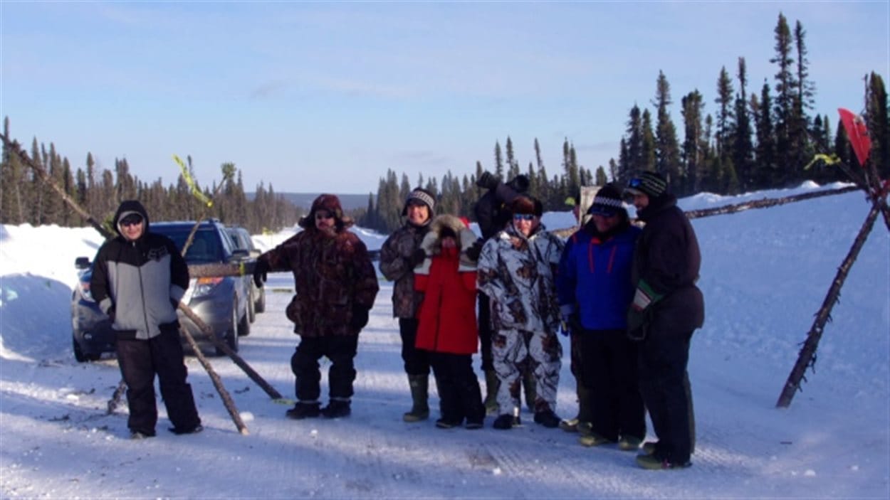 Des membres de la communauté innnue de Pakuashipi manifestent contre le projet hydroélectrique.