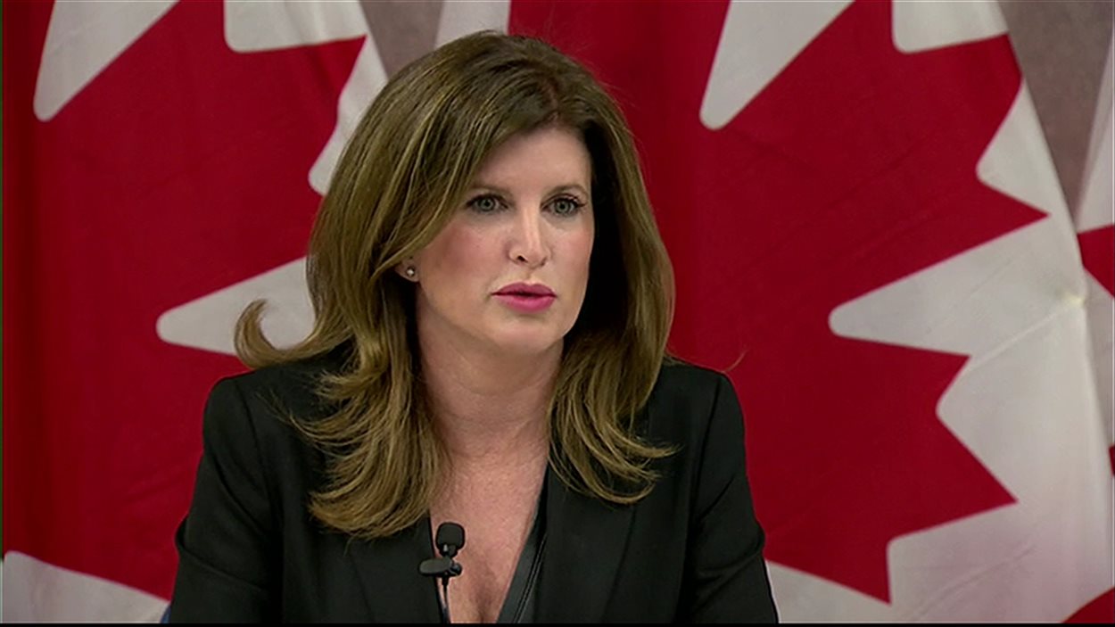 La ministre de la Santé Rona Ambrose lors de l'annonce à Edmonton.