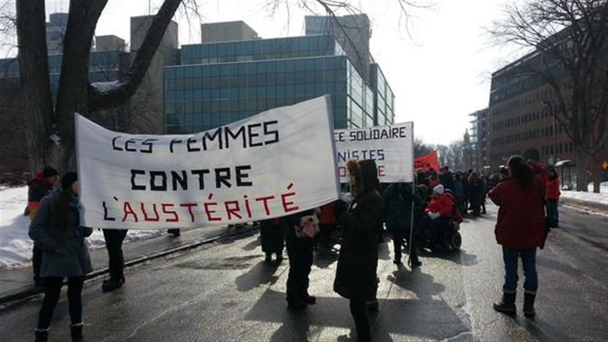 Plusieurs femmes se sont rassemblées à Québec pour manifester.