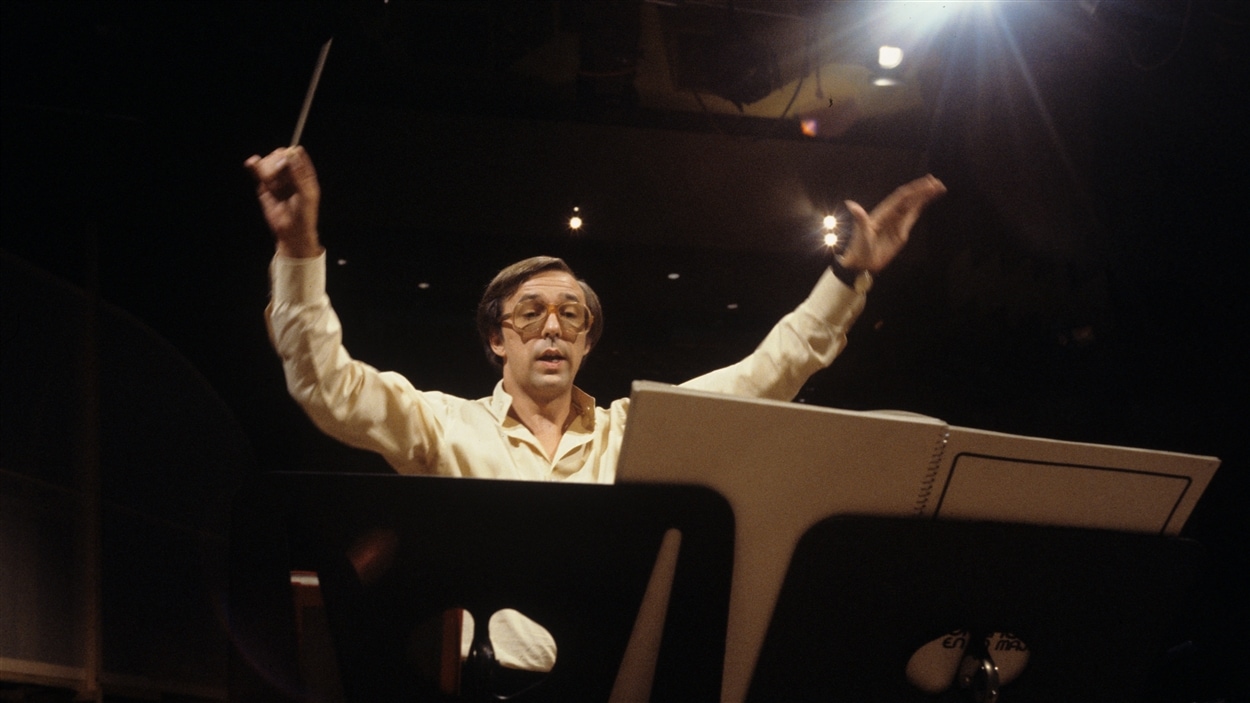 Le compositeur et directeur musical François Dompierre dirigeant l'orchestre de l'émission spéciale « Dompierre » en 1978.