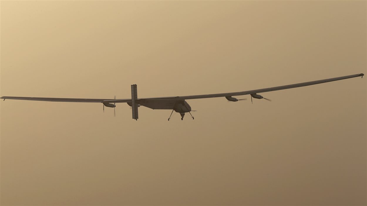 Propulsé à l'énergie solaire, l'avion Solar Impulse 2 a entreprise un tour du monde sans escale.
