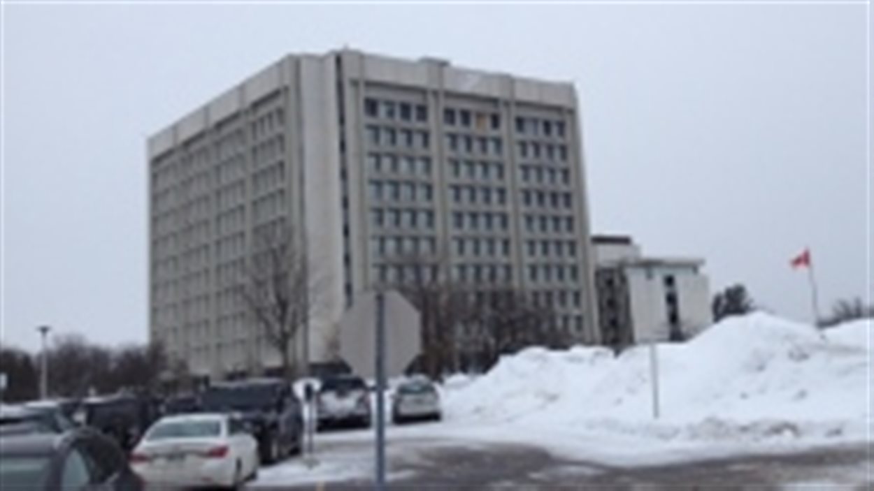 L'édifice de l'Agence du revenu du Canada situé au 875 chemin Héron à Ottawa.