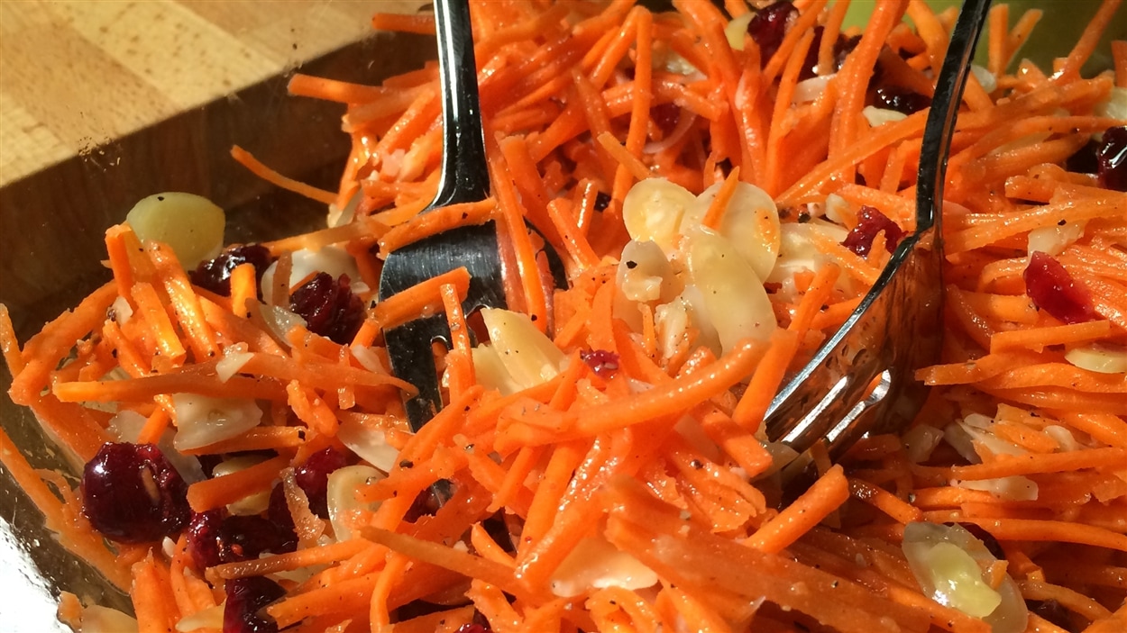 Salade de carottes, de canneberges et de noix