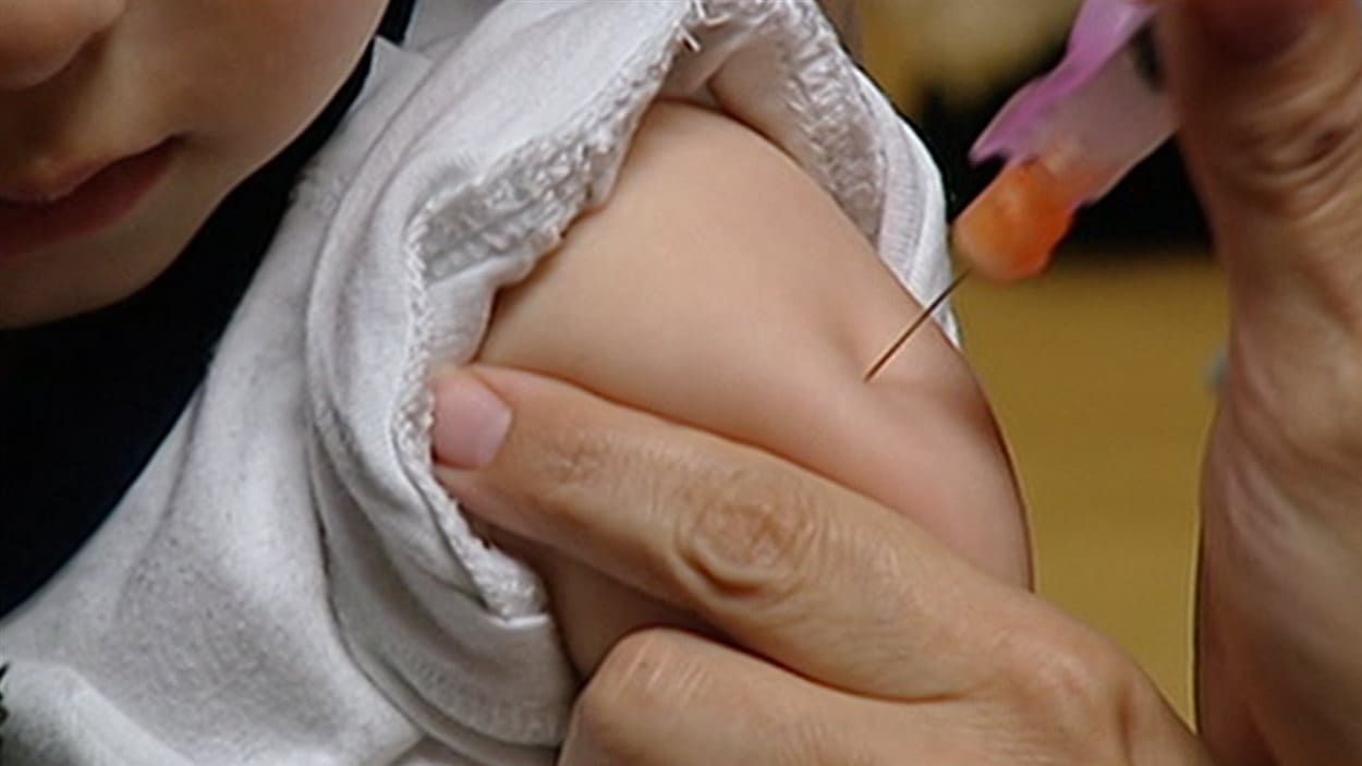 Un enfant reçoit le vaccin contre la rougeole