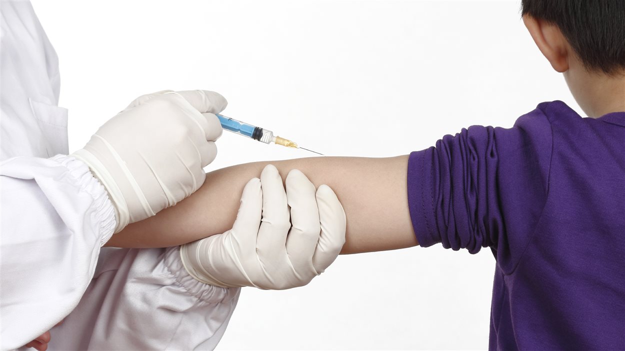 Une enfant se fait vacciner.