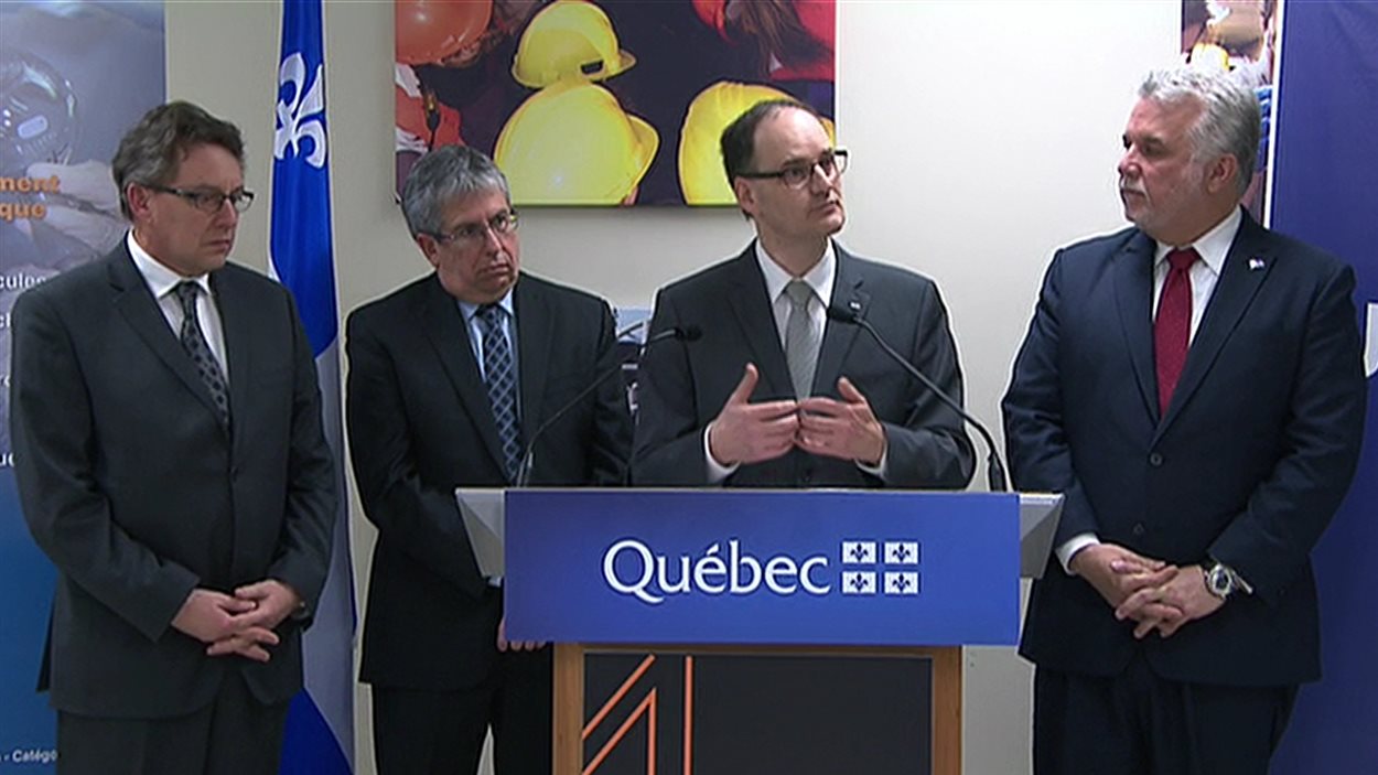 Le premier ministre Philippe Couillard en conférence de presse à Rimouski