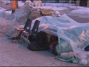 Les étudiants dorment sous cet abri depuis dimanche dernier.