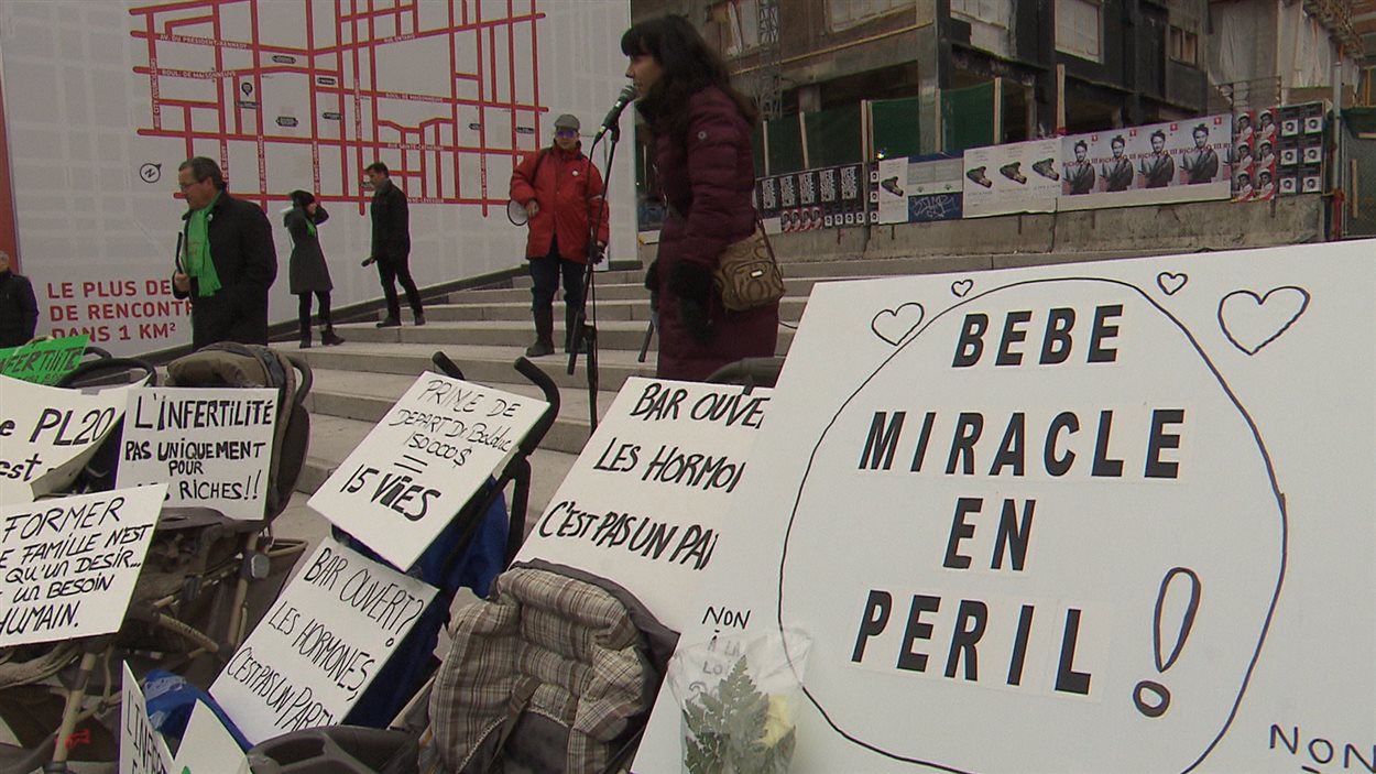 Manifestation à Montréal contre les changements au programme de procréation assistée