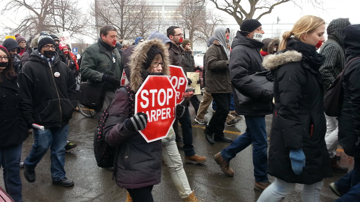 Des manifestants contre la loi C-51 à Montréal