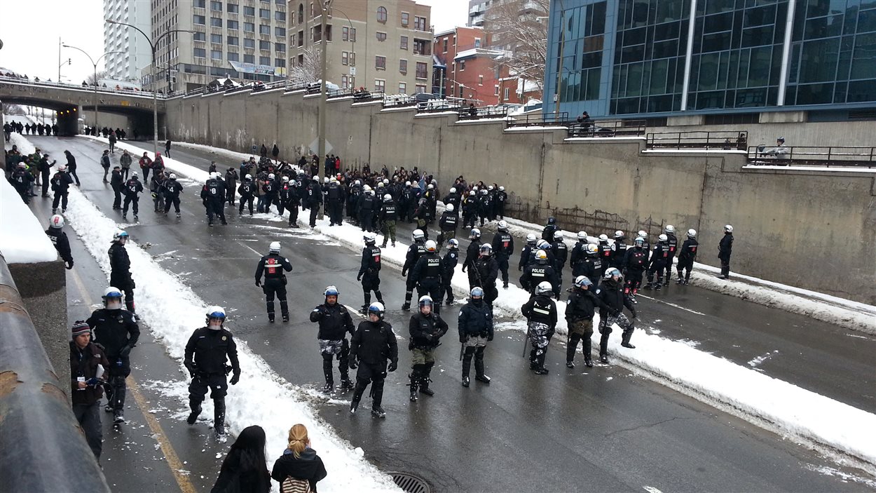 Les policiers encerclent les manifestants du Collectif opposé à la brutalité policière.