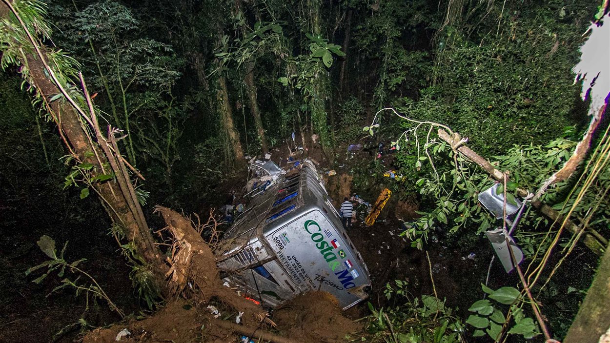 Des secouristes sont toujours à pied d'oeuvre dimanche sur le site de l'accident d'autobus au sud du Brésil.