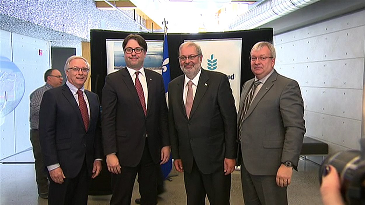 Le directeur du projet de Mine Arnaud, François Biron, le ministre de l'Environnement, David Heurtel, le ministre des Ressources naturelles, Pierre Arcand et le ministre délégué aux Mines, Luc Blanchette