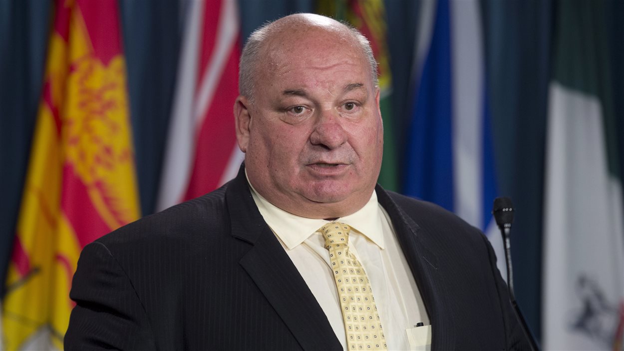 Larry Miller a soutenu que les femmes qui ne voulaient pas dévoiler leur visage au moment de joindre le Canada auraient dû rester « là d'où elles venaient ».