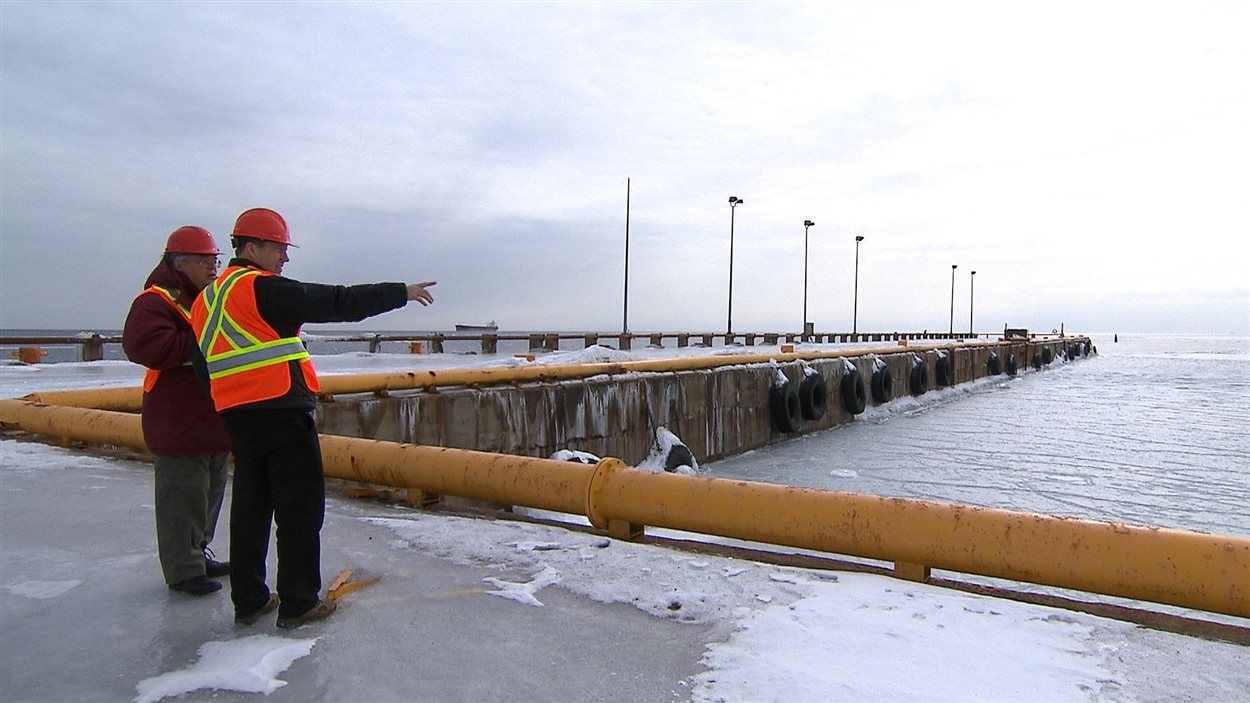 Le projet de traversier pour camions semi-remorques entre Matane et Port-Cartier est à l'étude.