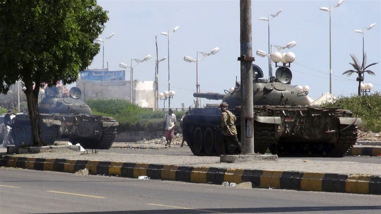 Combats entre forces loyales et rebelles dans la ville d'Aden, au Yémen, le 19 mars