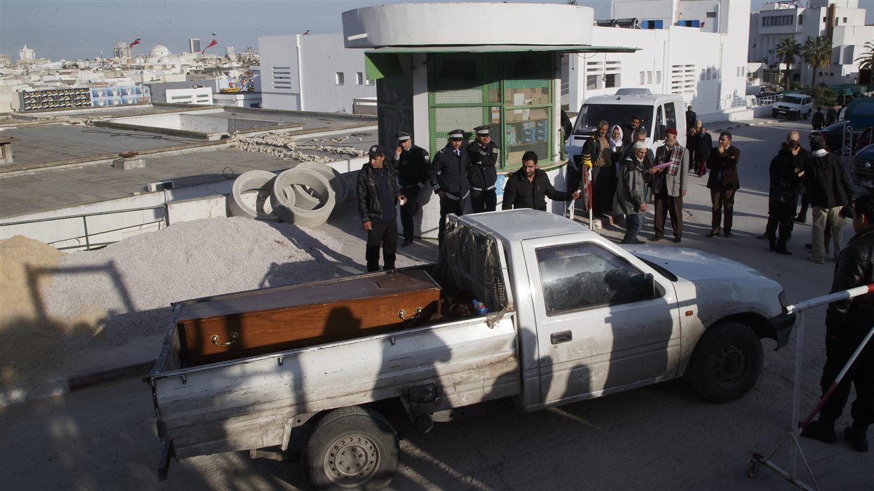 Un cercueil monté dans une camionnette quitte la morgue de l'hôpital Carhles Nicolle de Tunis.