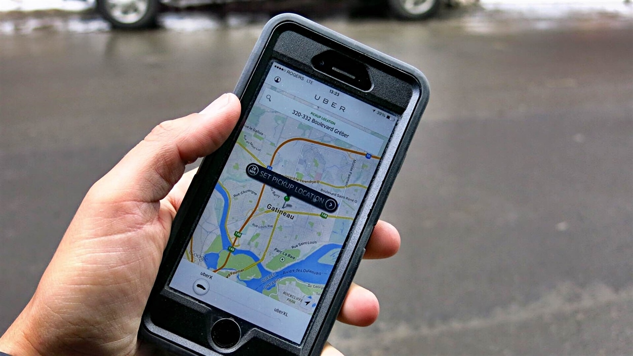 L’application de covoiturage commercial Uber s’installe sur les téléphones intelligents. 