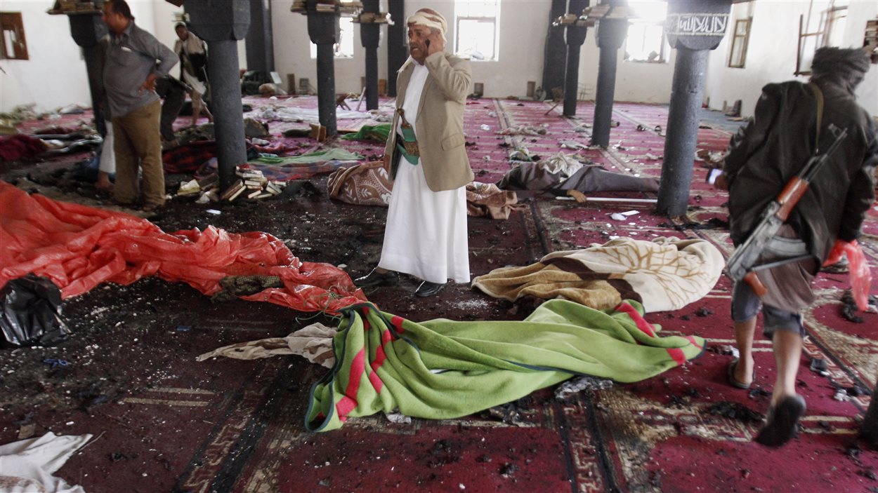 Des corps jonchent une mosquée chiite de Sanaa au Yémen.