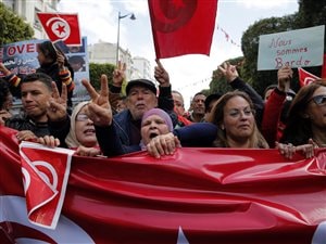 Des Tunisiens défilent dans les rues de Tunis.