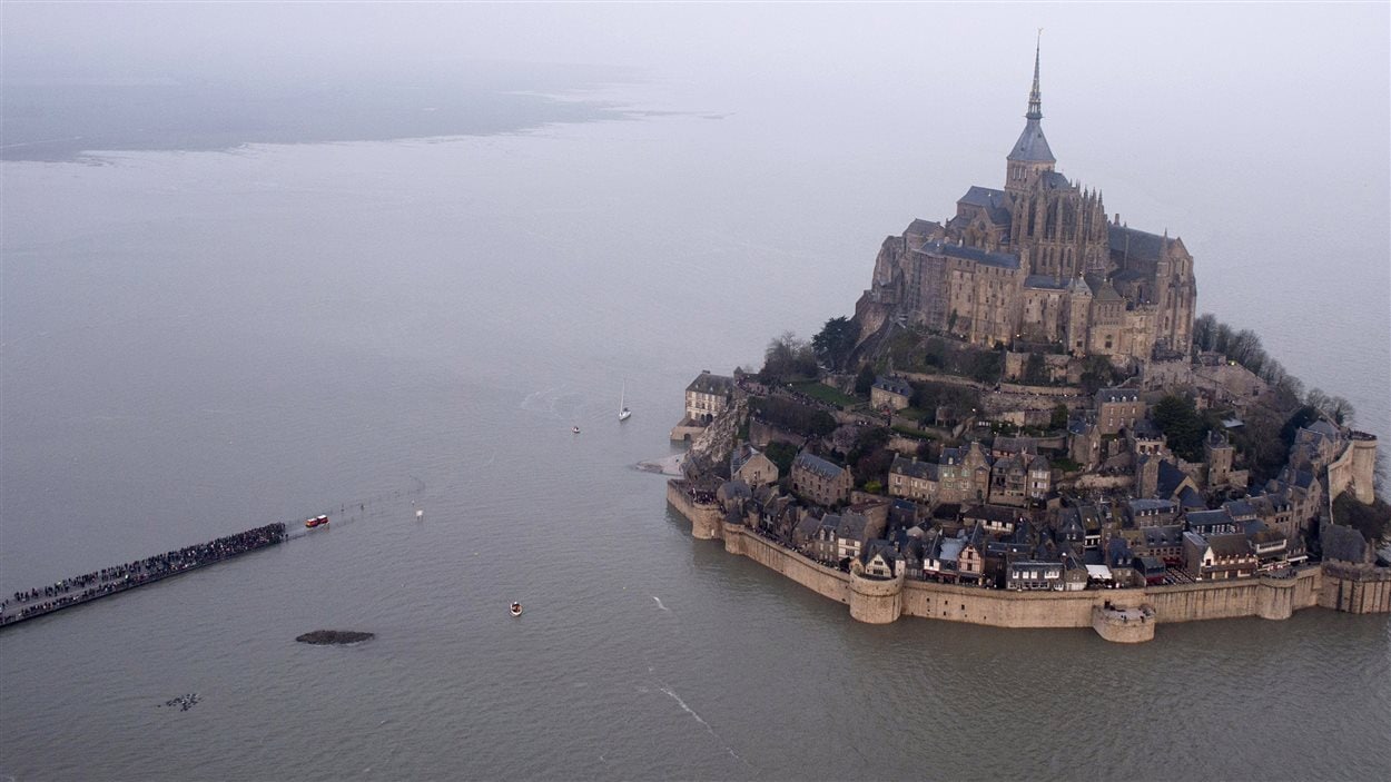 Une « marée du siècle » transforme le MontSaintMichel en île Radio