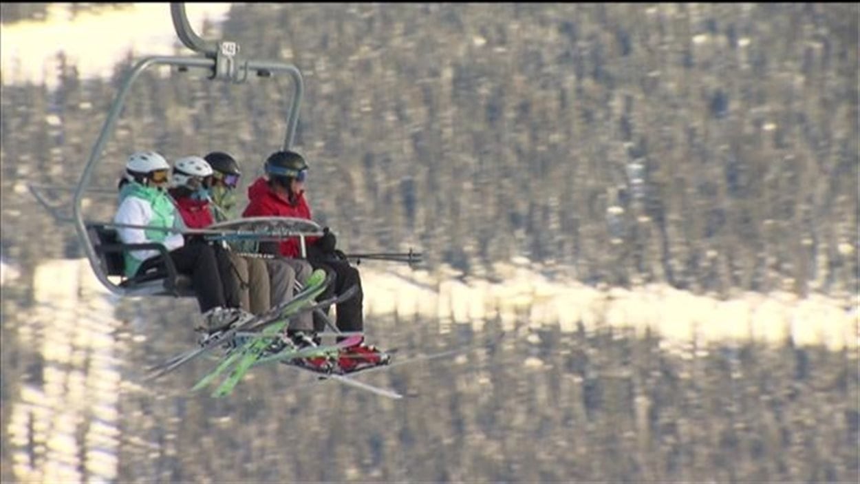 Des skieurs sur un remponte pente à Whistler/Blackcomb