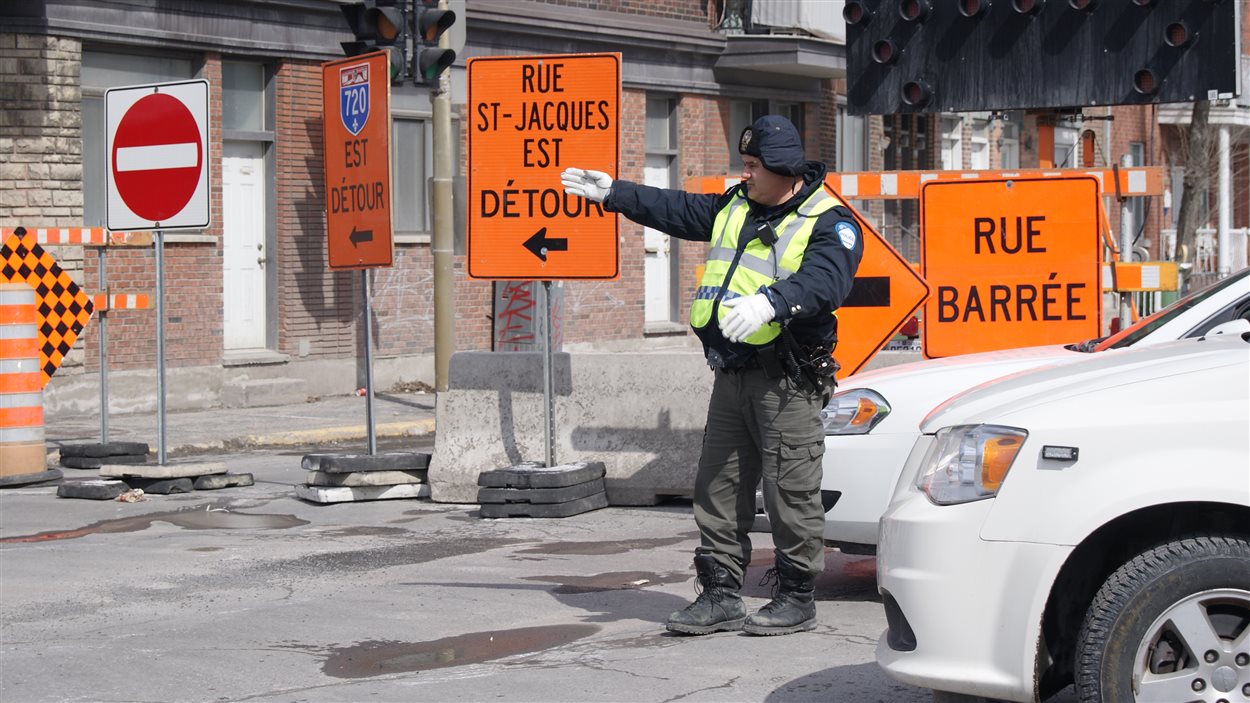 Des policiers surveillent la circulation en raison des travaux de fermeture de la rue Saint-Jacques.