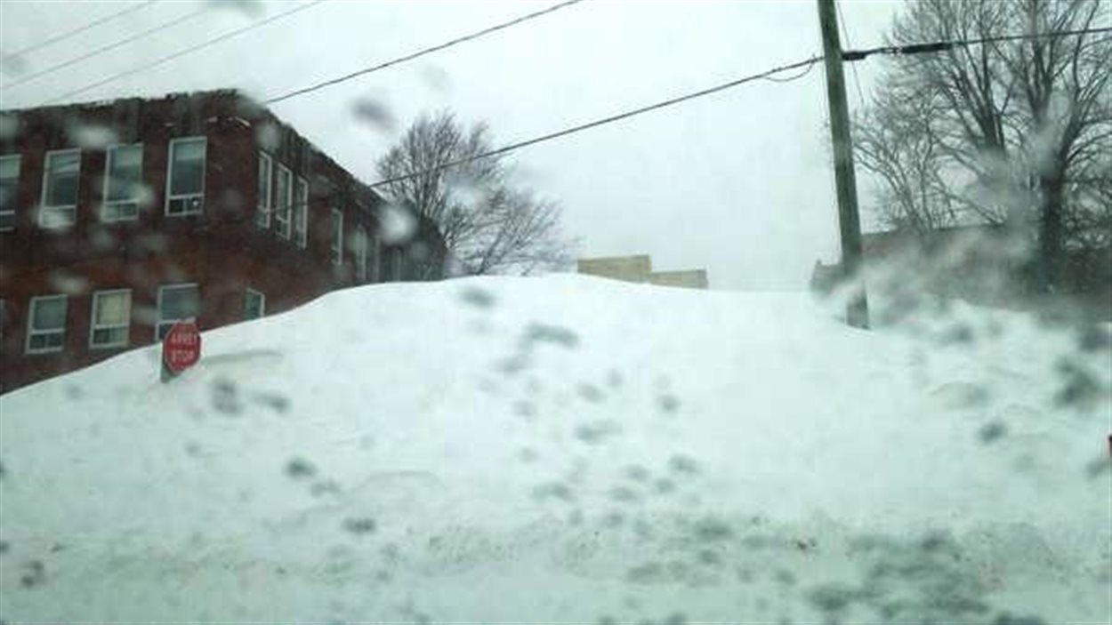 Tempête dans les Maritimes neige, poudrerie et fermetures de routes