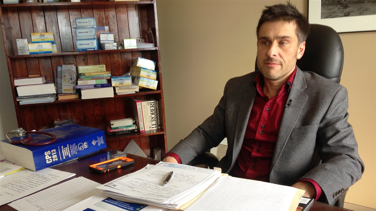 Le Dr Louis Thériault dans son bureau