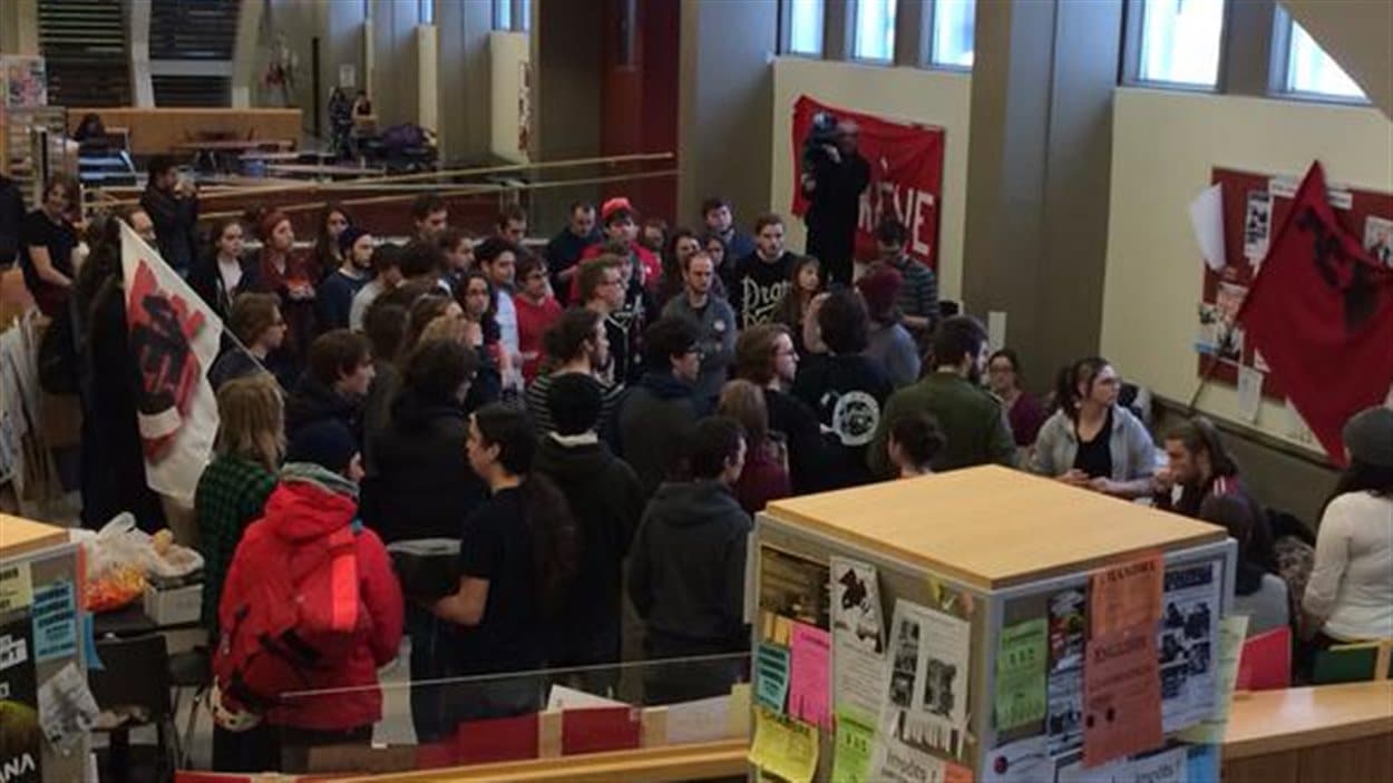Des étudiants en grève sont réunis au pavillon Charles-De Koninck à l'Université Laval.