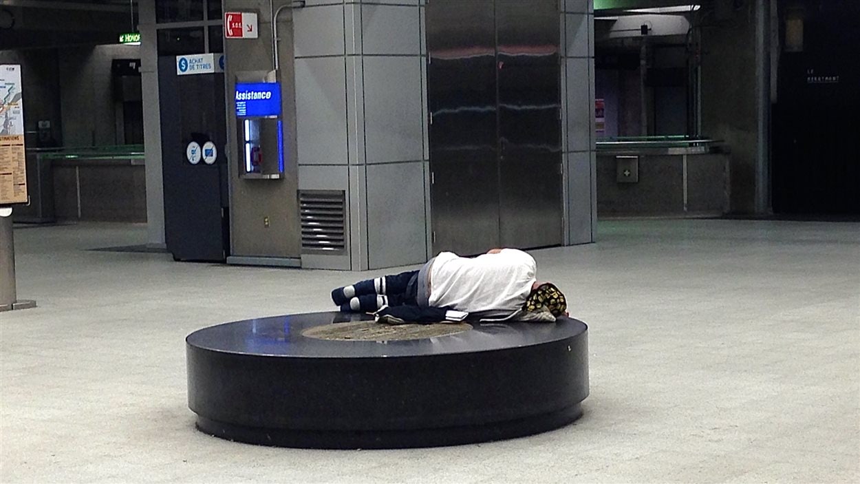 Un sans-abri, seul au milieu de la station Berri-UQAM