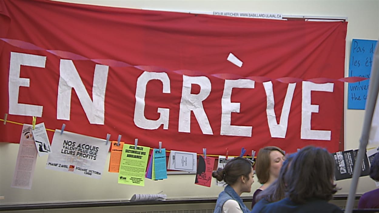 Les carrés verts dénoncent l'attitude de l'Université Laval face aux étudiants en grève.