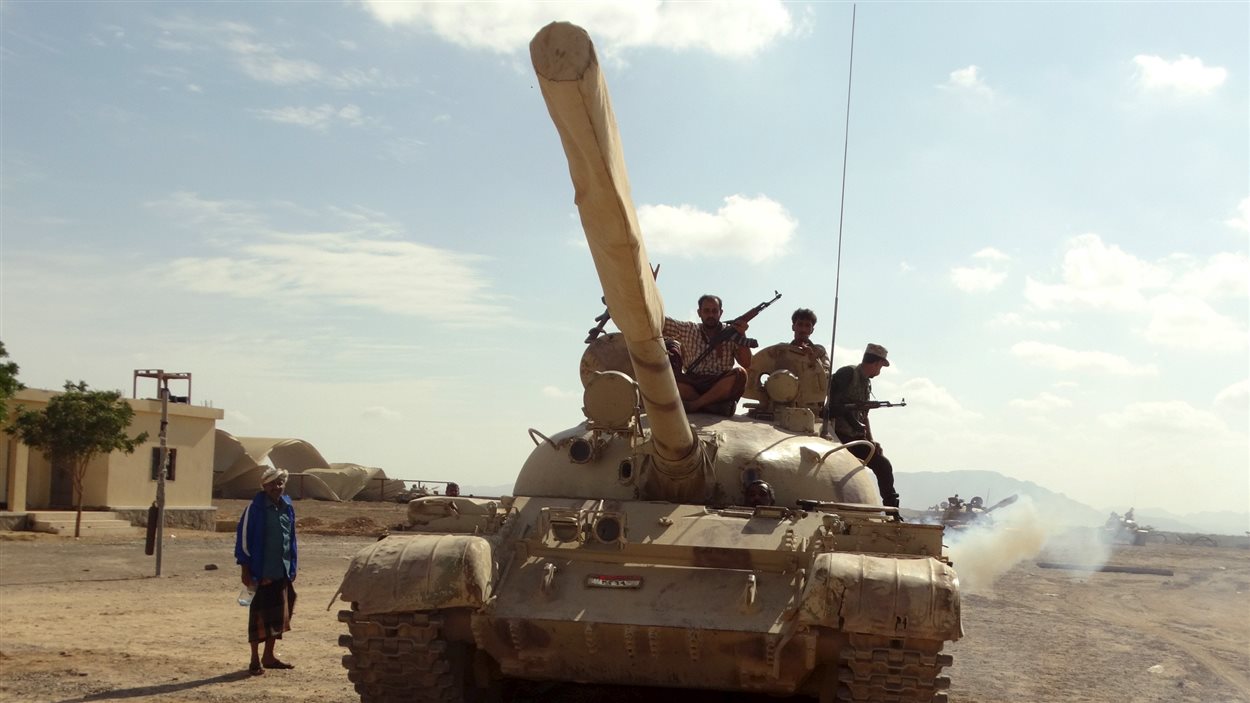 Des fidèles du président Abd Rabbo Mansour Hadi préparent la riposte aux assauts des Houthis.