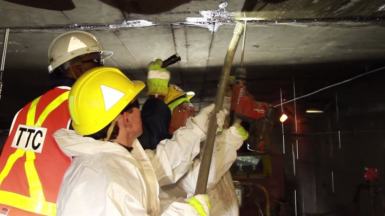 Des ouvriers s'efforcent de colmater la fuite dans un tunnel du métro, mardi.
