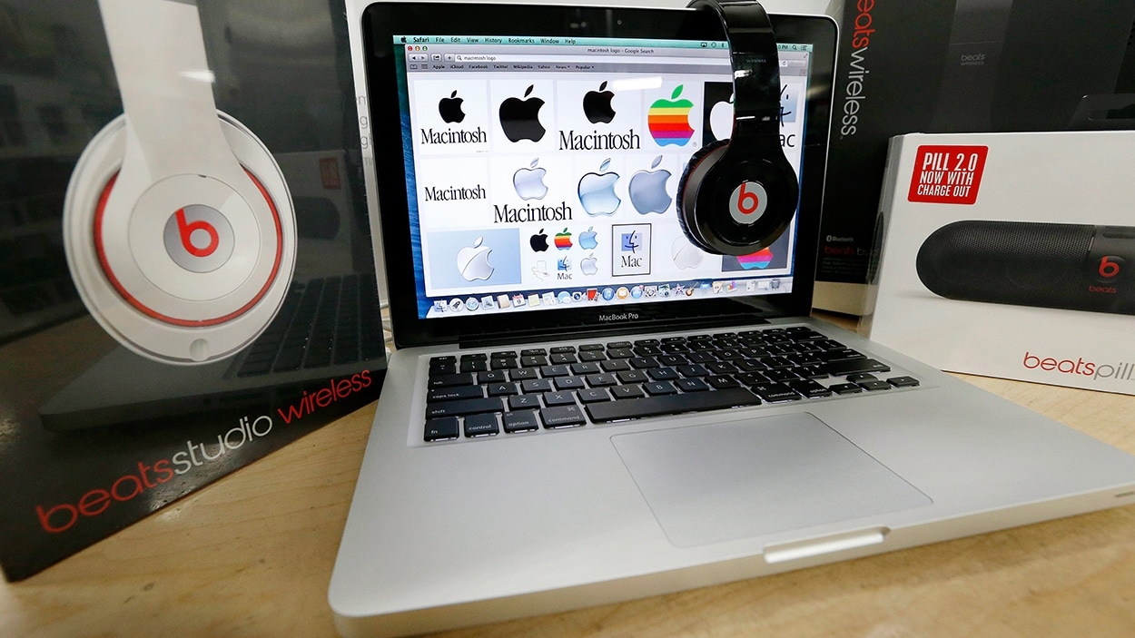 Des écouteurs Beats Electronics sur un ordinateur Apple dans une magasin.