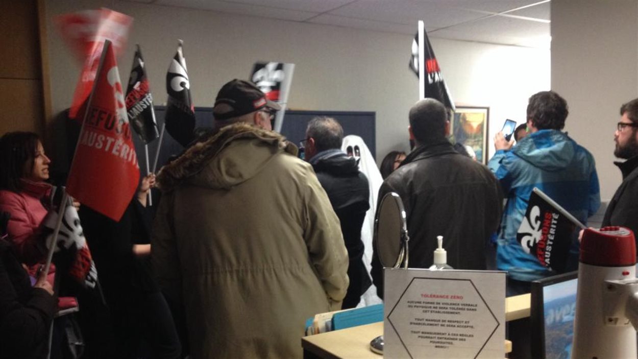Occupation du bureau du député libéral Luc Blanchette