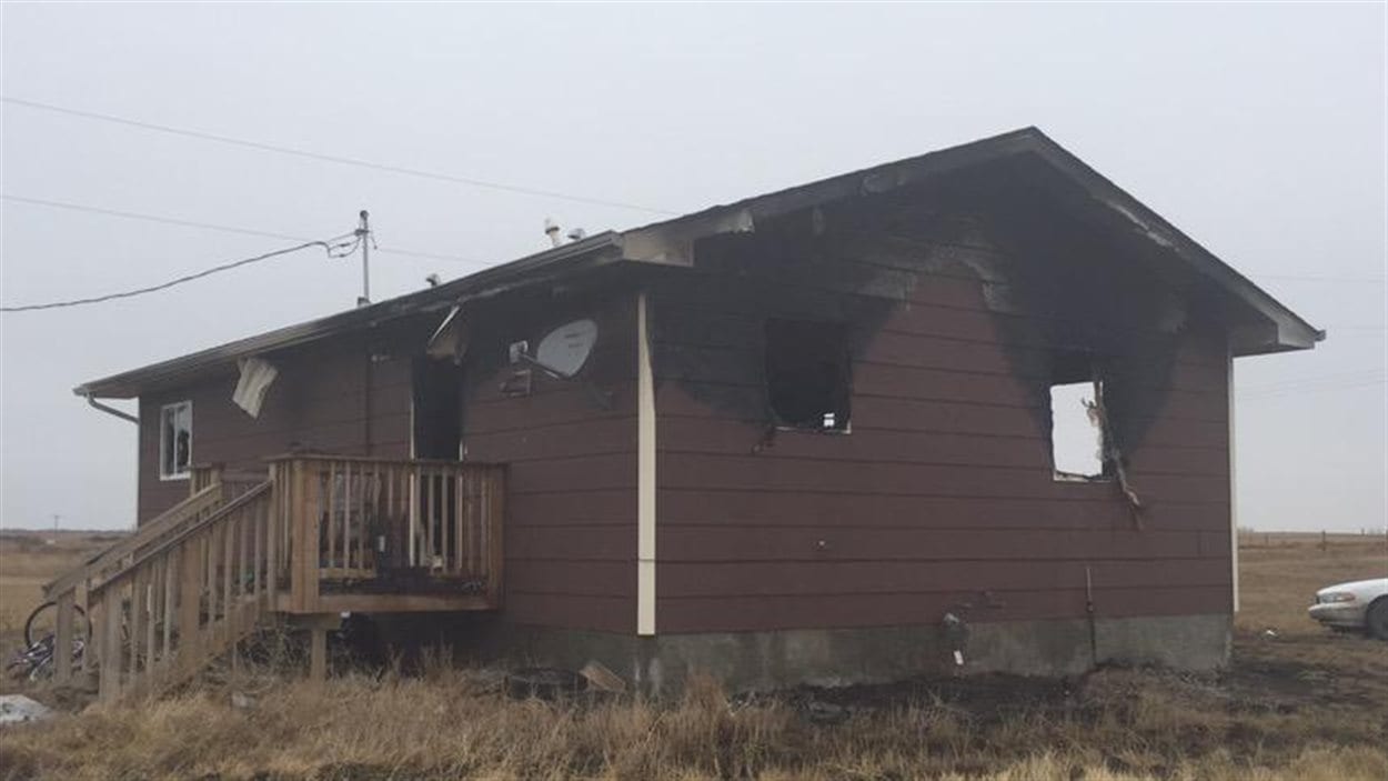 Une maison incendiée dans la réserve de Siksika, en Alberta, où trois jeunes gens ont été retrouvés sans vie le matin du 28 mars 2015.