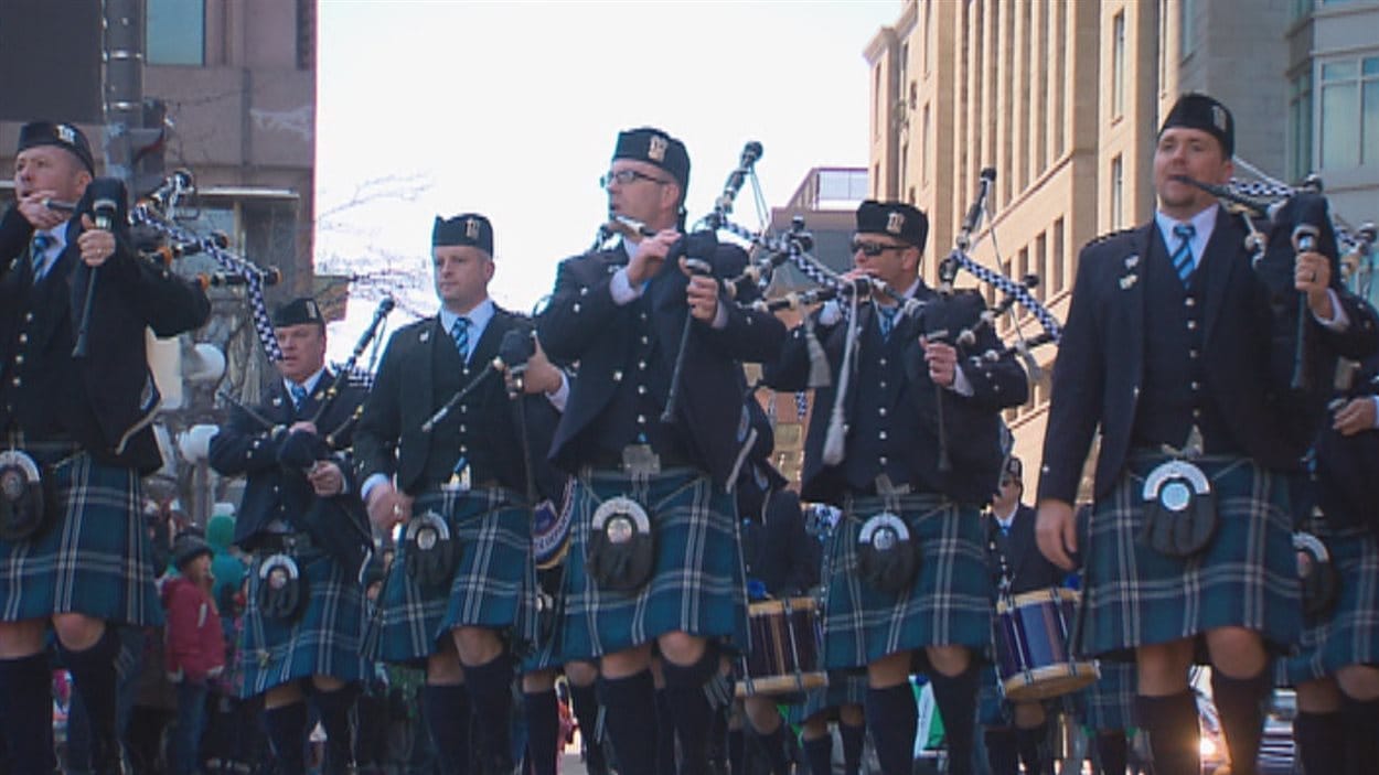 Vif succès pour le défilé de la Saint-Patrick à Québec | Radio-Canada