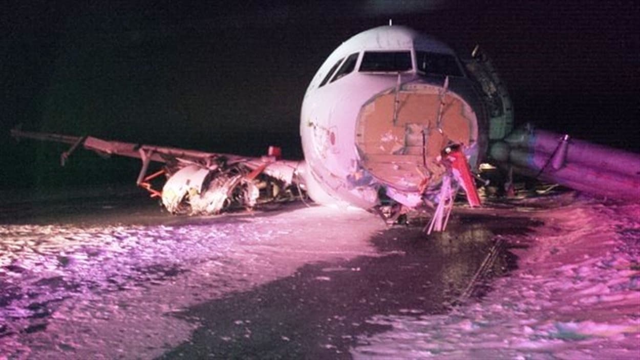 Au Portugal, cet avion rate son atterrissage et laisse des flammes  s'échapper