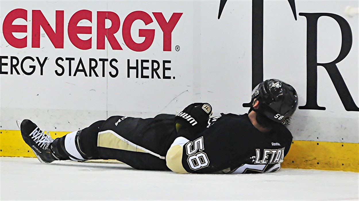 Kristopher Letang après s'être cogné contre la bande le 28 mars
