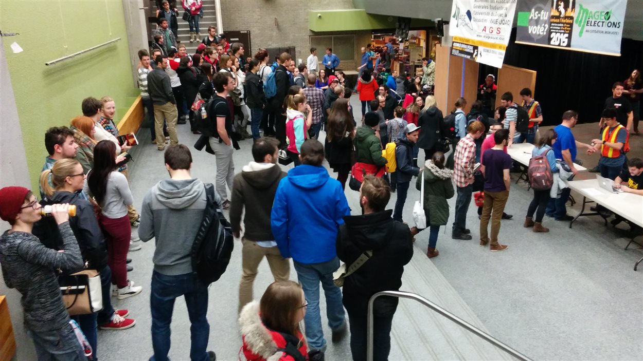 Les étudiants de l'UQAC votent