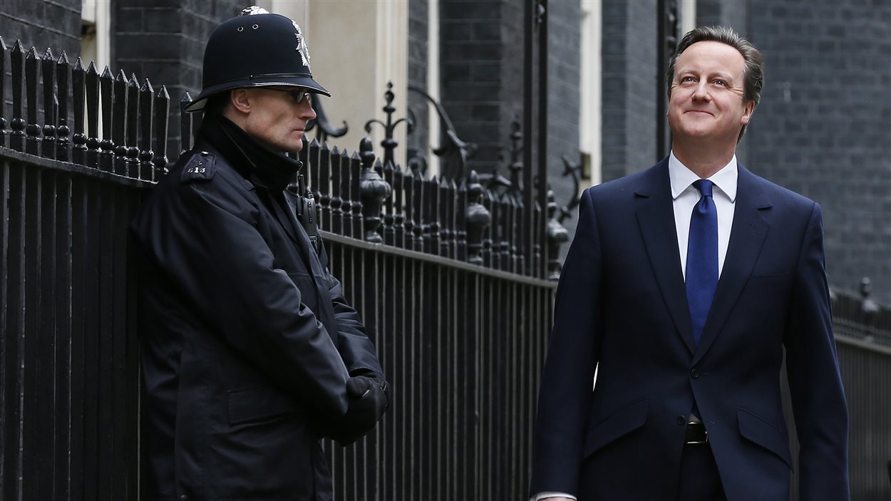 Le premier minstre britannique David Cameron quitte sa résidence officielle, le 10 Downing Street, pour se rendre à Buckingham Palace.
