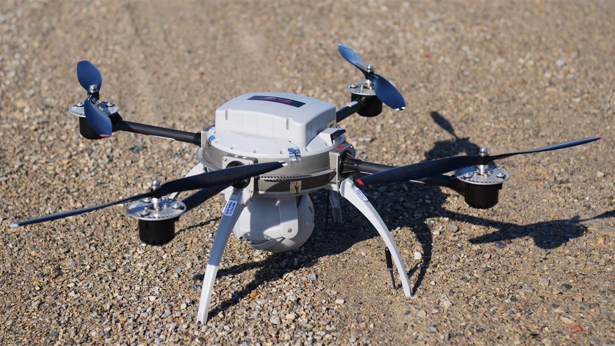 L’Aeryon Scout, un petit drone fabriqué à Waterloo en Ontario, peut servir à des usages militaires, mais aussi civils. Il collecte des images aériennes en haute définition.